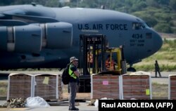 Гуманитарный груз для Венесуэлы, прибывший из США военно-транспортным самолетом в колумбийский город Кукута. 19 февраля 2019 года
