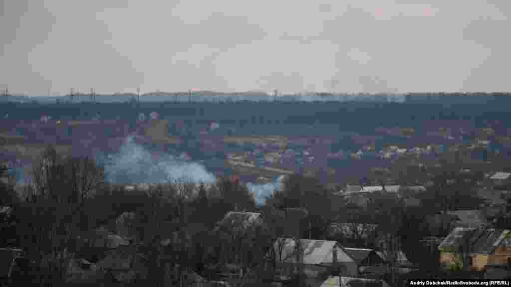 Вигляд з висоток у центрі Авдіїївки на дими через бої на промзоні (дими, які йдуть із-за &nbsp;лісу). Авдіївка, 28 березня 2016 року ФОТОГАЛЕРЕЯ:&nbsp;Авдіївські &laquo;дев&rsquo;ятиповерхівки&raquo; &ndash; мовчазні свідки промзони, ДАПу і танкових атак