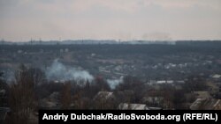 Вигляд з 9-поверхівок у центрі Авдіївки на приватний сектор та на дими з промзони, архівне фото