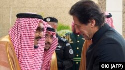 Saudi King Salman (left) greets Pakistani Prime Minister Imran Khan in Jeddah on September 19.