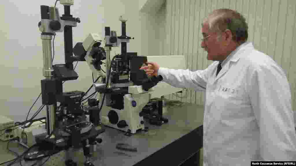 Гордость университета - сканирующая нанолаборатория ИнтеграСпектра, в состав которой входит рэлеевский спектрометр.