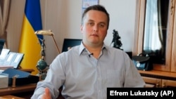 Ukraine's anticorruption prosecutor, Nazar Kholodnytskyy, has been accused of assisting officials suspected of corruption to avoid prosecution.