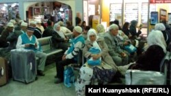 Казахстанские мусульмане в аэропорту Алматы. Иллюстративное фото. 