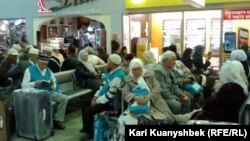 Қажылыққа баруға жиналған халық. Көрнекі сурет.