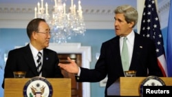 Генеральный секретарь ООН Пан Ги Мун (слева) и государственный секретарь США Джон Керри (справа). Вашингтон, 14 февраля 2013 года. 