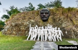 Один из многочисленных монументов в Гаване, посвященных Владимиру Ленину. Двенадцать пластиковых белых фигур к нем были добавлены относительно недавно - они символизируют "преемственность предыдущих поколений и солидарность кубинцев с современной Россией"