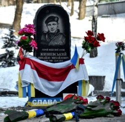 Монумент Герою Небесної сотні, білорусу Михайлу Жизневському в Києві неподалік місця загибелі