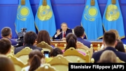 Казакстандын президенти Нурсултан Назарбаев Астанадагы маалымат жыйында.