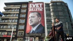 Постер со кој се промовира позитивен одговор на референдумот со кој се зголемуваат ингеренциите на турскиот претседател Реџеп Таип Ердоган. 