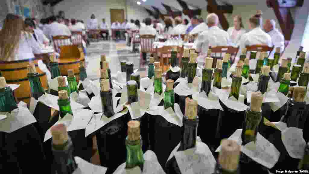 В 1898 году для всех желающих открыли посещение массандровских подвалов, где можно было попробовать предложенные в прейскурантах вина, а также заказать понравившиеся. Уже в советское время в Алупке для дегустаций построили несколько залов. На фото: пробные бутылки, 2019 год