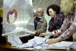На одній із виборчих дільниць готуються до підрахунку голосів, 17 листопада 2019 року