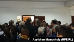Люди, пришедшие в суд на рассмотрение апелляции газеты "Жас Алаш". Алматы, 4 марта 2016 года.