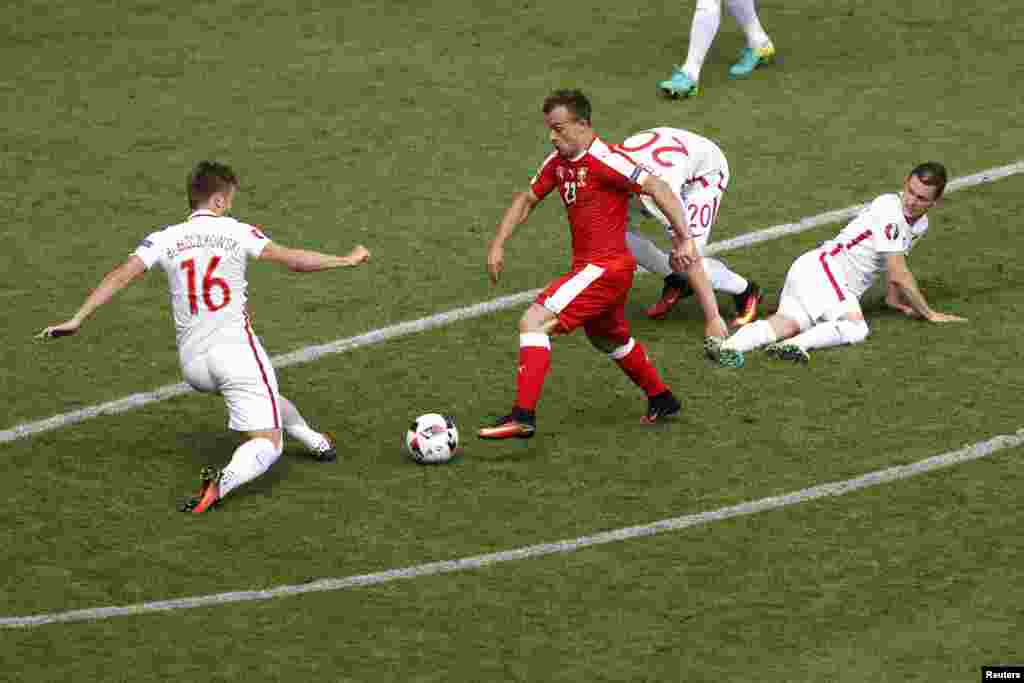 Football Soccer - Switzerland v Poland - EURO 2016 - Round of 16 - Stade Geoffroy-Guichard, Saint-Étienne, France - 25/6/16