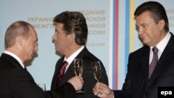 Бұрынғылар – Украина премьер-министрі Виктор Янукович (оң жақта), Украина президенті Виктор Ющенко (ортада), Ресей президенті Владимир Путин. Киевте келісімге қол қойғаннан кейін. 22 желтоқсан 2006 жыл.