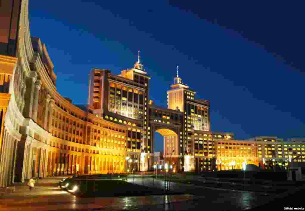 Астана - Казахстан, канцеларии на компанија за нафта - ноќе