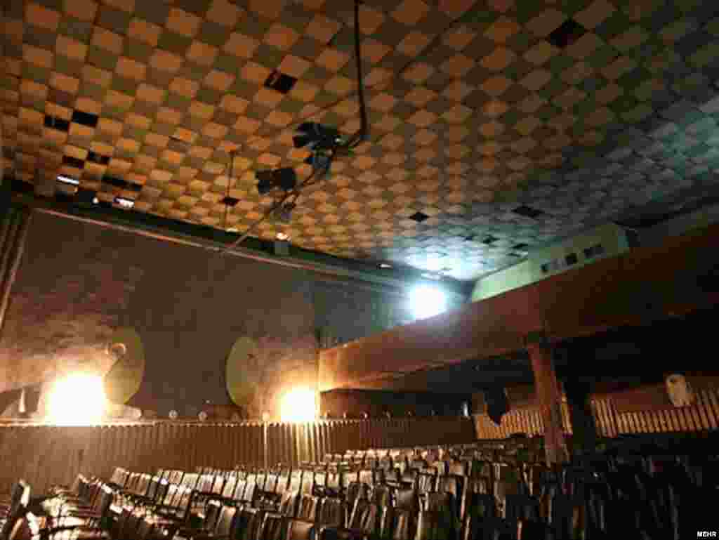 تئاتر پارس در قاب تصویر - نمایشخانه قدیمی پارس که از سال‌های دور در خیابان لاله‌زار تهران فعالیت می‌کند، نهایتاً پس از یکسال تعلل در مورد مرمت آن، محکوم به تخلیه شد. (عکس‌ها از خبرگزاری مهر/ تیرماه ۸۷)