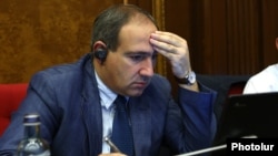 Руководитель фракции «Елк» Никол Пашинян во на заседании парламента (архив) 