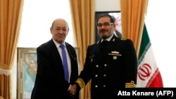 علی شمخانی (راست) در دیدار با وزیر خارجه فرانسه با لباس نظامی حاضر شد.