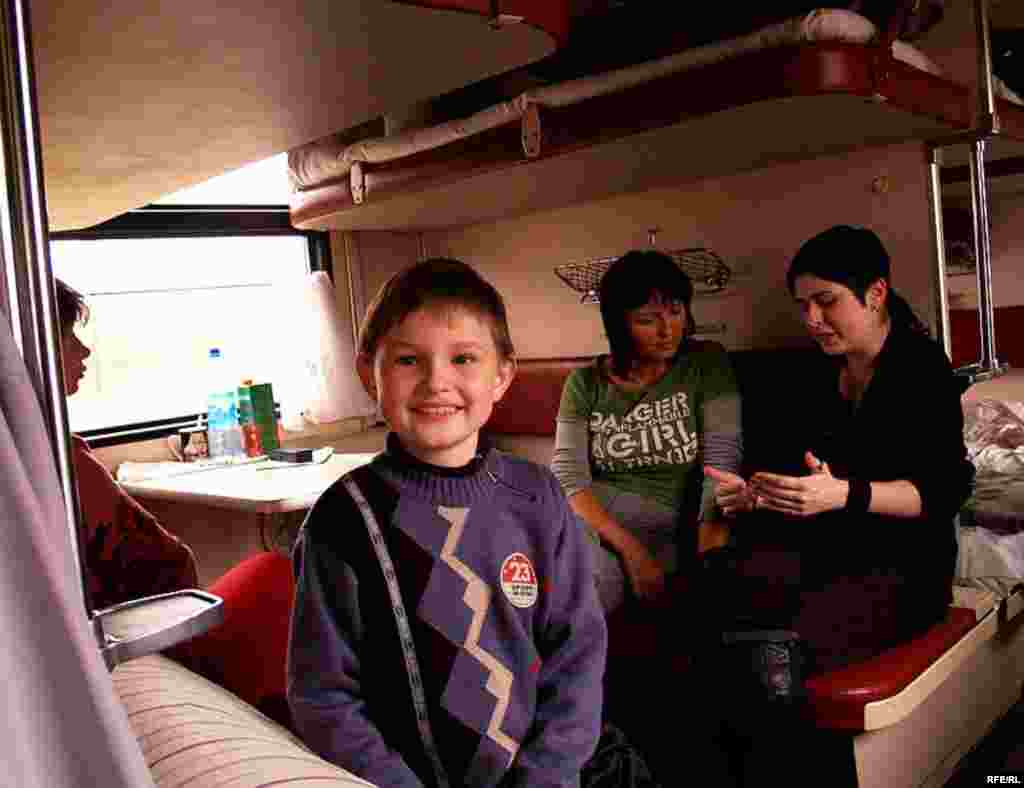 Russia -- A child in train from Moscow to Kaliningrad, Apr2007 Val - Timer yulçılar äytüençä, rusiälelär Kaliningradqa barğanda Yewropa Berlege aşa uzırğa kiräklegenä inde künegä bara.