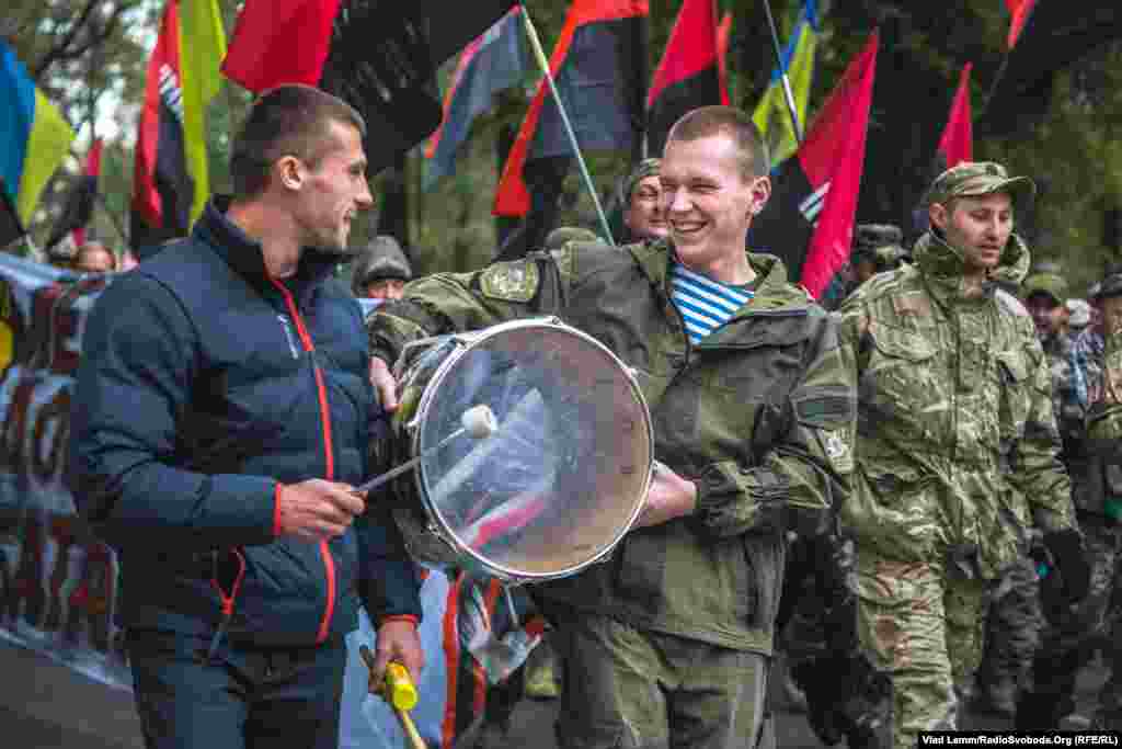 Представники добровольчих воєнізованих формувань розпочинають свою ходу