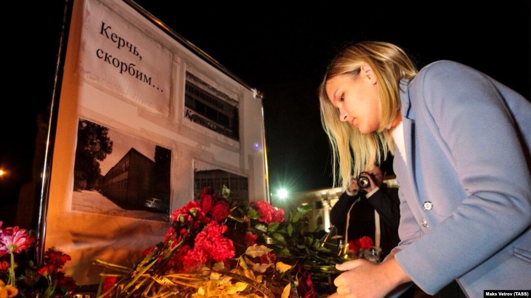 Жители Симферополя у стихийного мемориала памяти погибших в Керчи