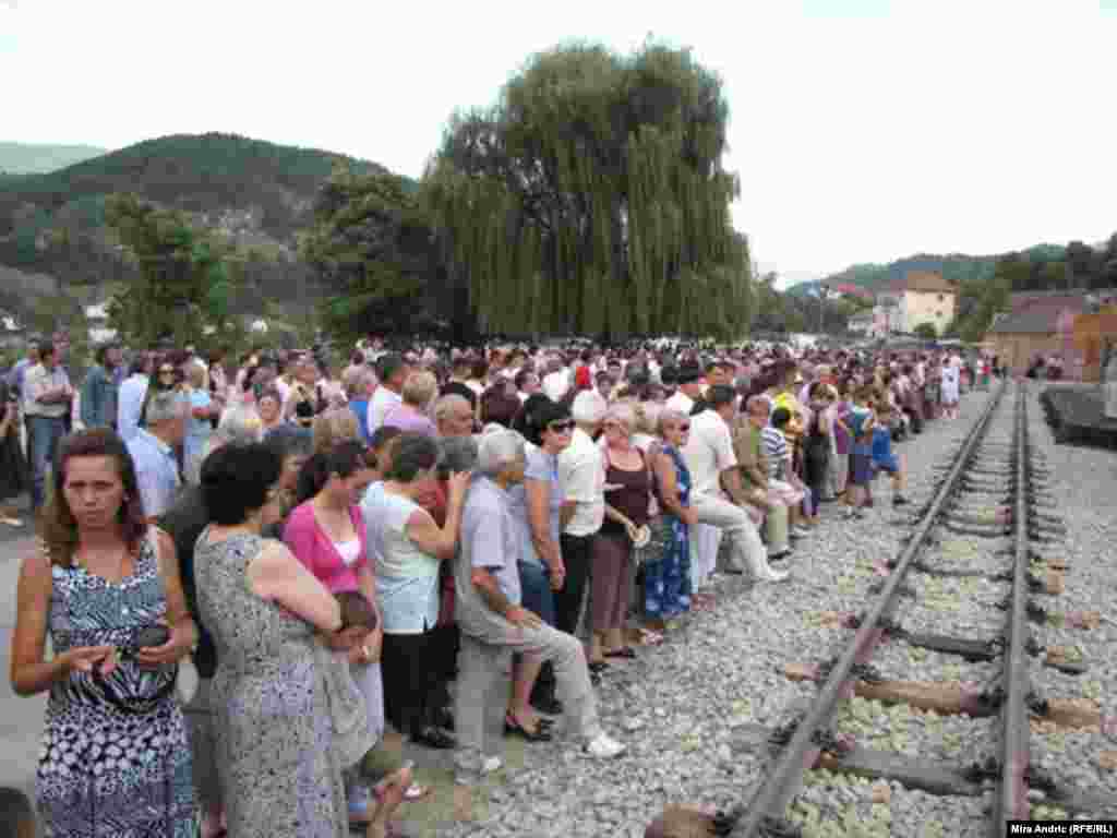 Građani u iščekivanju dolaska prvog "Ćire" iz Mokre Gore u Višegrad, 28. avgust 2010.