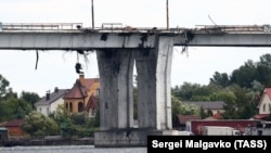 Антоновский мост через Днепр, который соединяет город Херсон с левобережной зоной, поврежден в результате ударов ВСУ и непригоден для проезда тяжелой техники