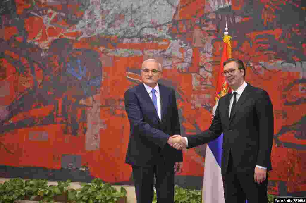 СРБИЈА - Србија еднострано ја повлече одлуката за протерување на црногорскиот амбасадор Тарзан Милошевиќ од земјата, Пред оваа одлука, премиерката Ана Брнабиќ имаше состанок со претседателот Александар Вучиќ и министерот за надворешни работи Никола Селаковиќ.