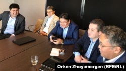 Группа активистов из Казахстана на встрече с бывшим премьер-министром Акежаном Кажегельдиным. Брюссель, 8 апреля 2018 года.