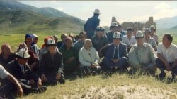 Азамат Алтай Тоңдогу Бөкөнбаев айылында жердештери менен. 1995-жылдын августу.