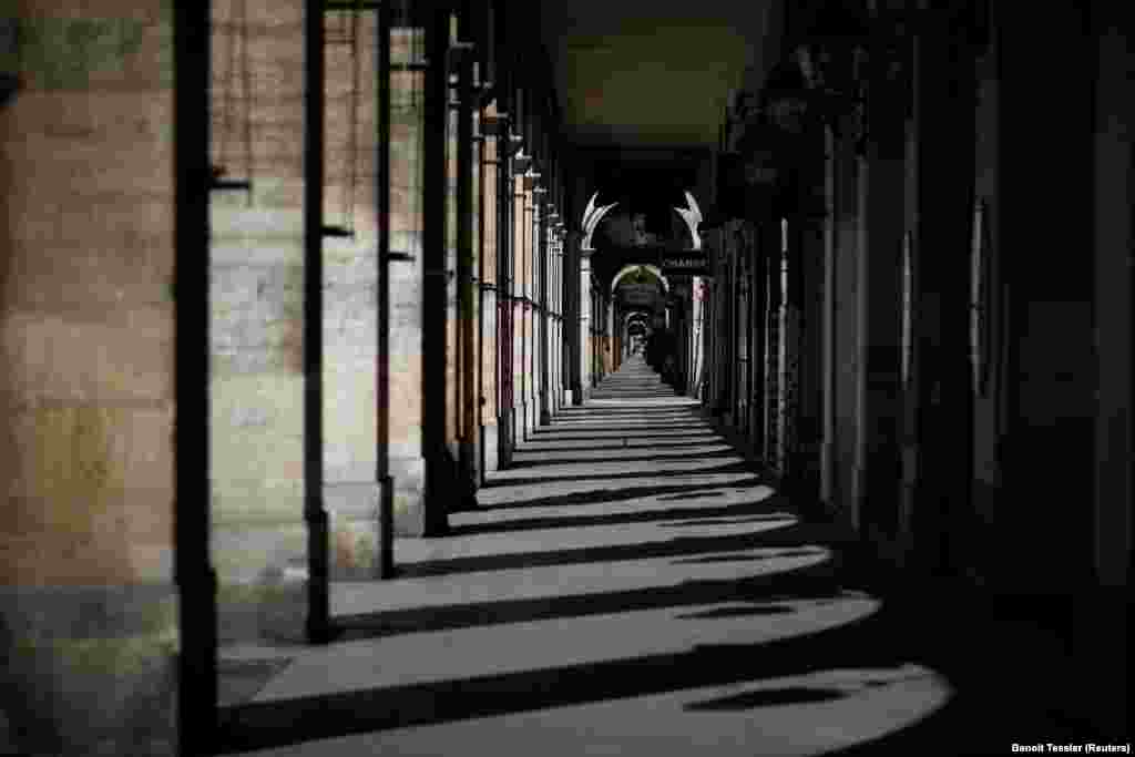 Покинуті аркади Рю-де-Ріволі в Парижі &ndash; однієї з найвідоміших і найдовших вулиць міста