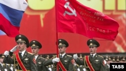 Україна мавпує Росію, де той самий «прапор Перемоги» і його копії є предметами офіційних церемоній на 9 травня