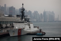 Катер Берегової охорони США (USCGC) Bertholf стоїть на воді, пришвартований у Гарбор-Сіті, Гонконг, 15 квітня 2019 року