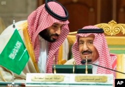 محمد بن‌سلمان و پدرش، پادشاه عربستان؛ دسامبر ۲۰۱۸، دیدار شورای همکاری خلیج فارس