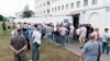 Сваякі затрыманых падчас пратэсту 9 жніўня прыйшлі да ізалятара часовага ўтрыманьня на Акрэсьціна, 10 жніўня 2020 году.