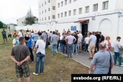 Сваякі затрыманых падчас пратэсту 9 жніўня прыйшлі да ізалятара часовага ўтрыманьня на Акрэсьціна
