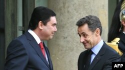 Fransiýanyň prezidenti Nikolas Sarkozy (sagda) we Türkmenistanyň prezidenti Gurbanguly Berdimuhamedow (çepde) günortanlyk naharynyň öňüsyrasynda, 1-nji fewral, 2010-njy ýyl.