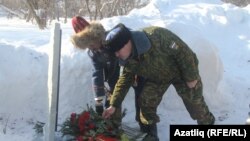 Башкортстан вәкилләре Такталачыкта Мутин кабер ташына чәчәк сала