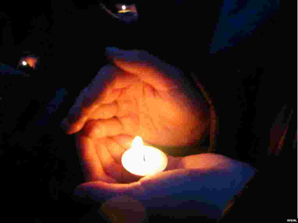 О 16:00, після хвилини мовчання на вшанування пам'яті жертв Голодомору в Україні 1932-1933 років, по всій Україні відбулася акція пам’яті жертв Голодомору «Запали свічку», що вперше пройшла у 2006 році