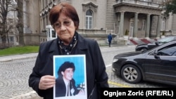 "Nema vrata na koja nisam pokucala", kaže Blanka Petrovečki koja u ruci drži sliku sina Marjana.