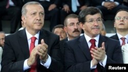 Թուրքիայի նախագահ ընտրված վարչապետ Ռեջեփ Էրդողանը և ԱԳ նախարար, ներկայիս վարչապետ Ահմեթ Դավութօղլուն իշխող «Արդարություն և զարգացում» կուսակցության արտահերթ համագումարում, 27-ը օգոստոսի, 2014թ․