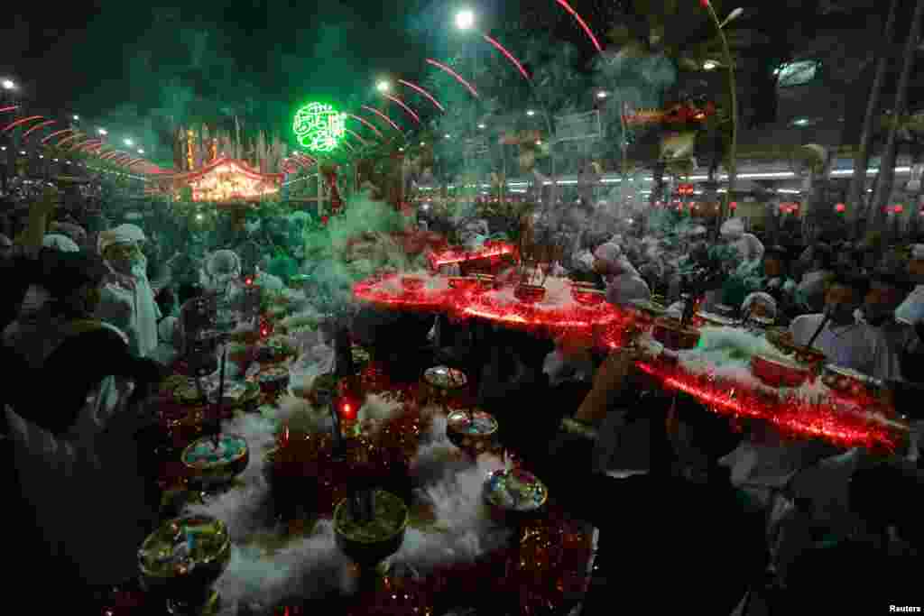 Shi'ite Muslims commemorate Ashura in Karbala, Iraq, on October 9. (Reuters)