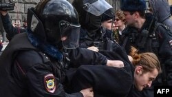 Manifestanții protestând în fața sediului FSB din Moscova, 14 martie 2020