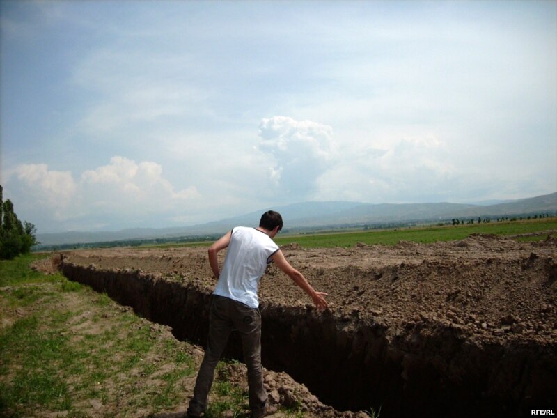 Вырытый узбекской стороной ров на границе с Кыргызстаном. Жалалабатская область, 10 июня 2009 года.