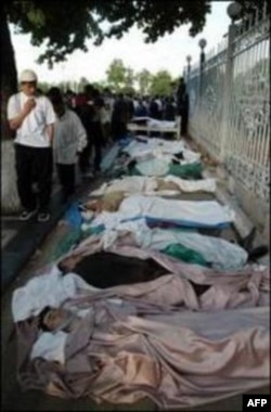 Тела жертв столкновения между правительственными войсками и демонстрантами на центральной площади в узбекском городе Андижан. 14 мая 2005 года.