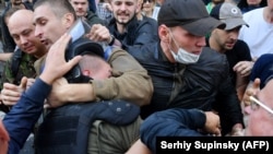 Митингующие у здания Генпрокуратуры Украины требовали отставки подписавших экстрадиционные документы по делу ингуша Тумгоева. 17 сентября 2018 года