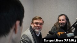 Matei Vișniec, Iulian Ciocan și E. Galaicu Păun, în studioul Europei Libere din Chișinău