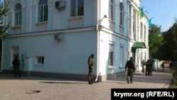 Вооруженные люди рядом со зданием Меджлиса крымско-татарского народа. Симферополь, 16 сентября 2014 года.