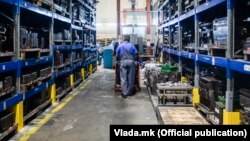 Илустрација - Работник во индустрија