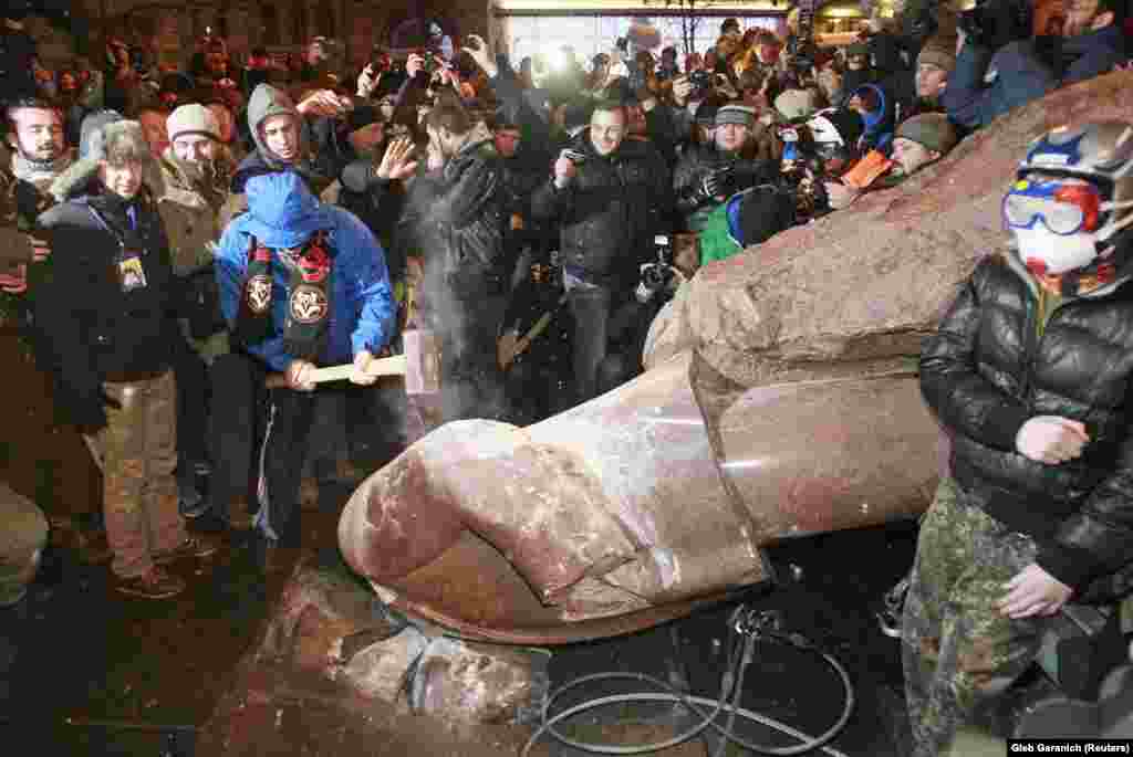 8 dekabr. Kiyev. Etirazçılar Leninin heykəlini aşırırlar
